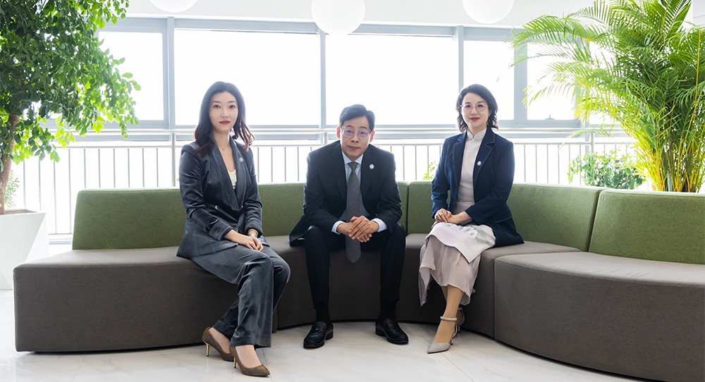 领导合照（集团官网）.jpg